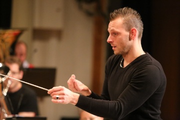 Unser Dirigent Andrin dirigiert nicht nur, sondern zeigt die Emotionen in der Musik